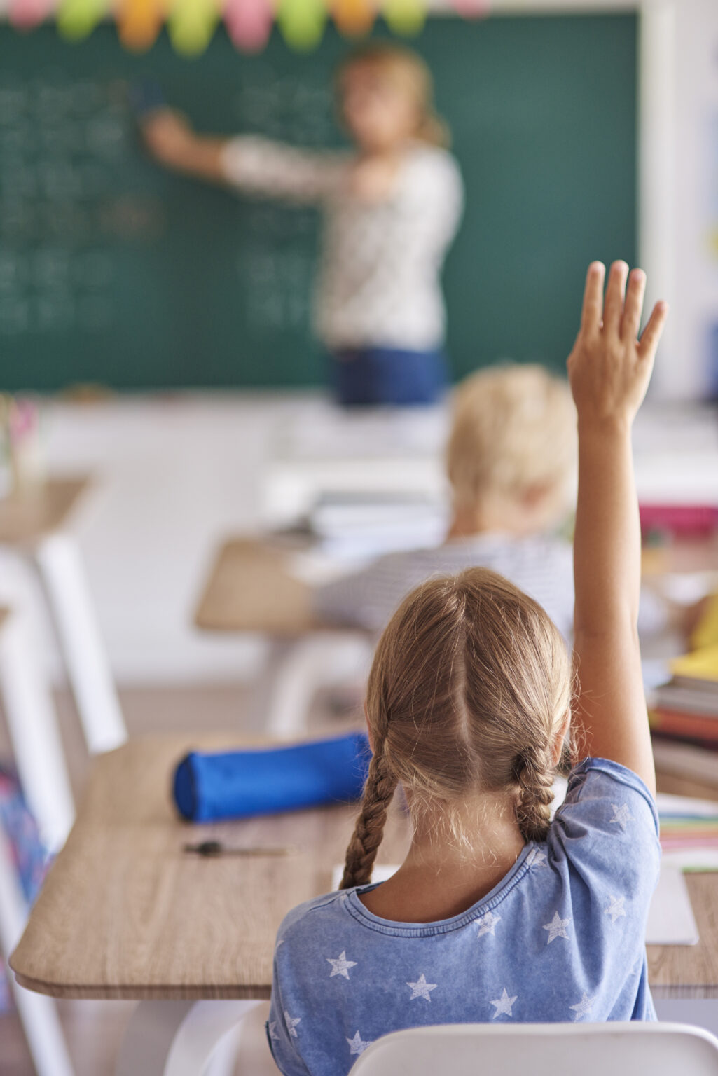 Élève levant la main en classe